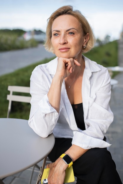 Retrato de mujer de negocios rubia