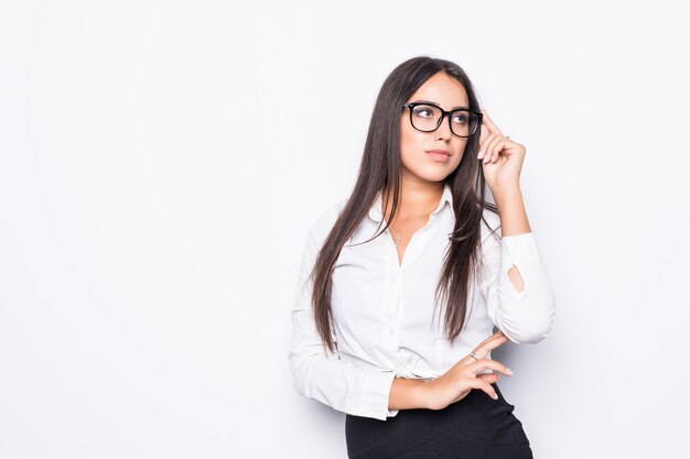 Foto gratuita retrato de mujer de negocios sonriente en blanco