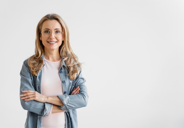 Retrato de mujer de negocios sonriente con espacio de copia