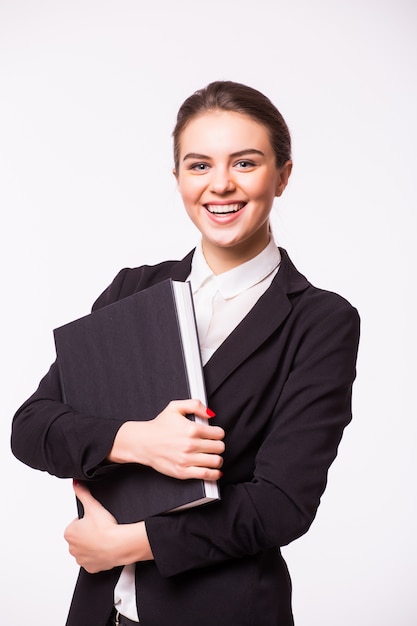 Retrato de mujer de negocios sonriente feliz con carpeta negra, aislado en la pared blanca