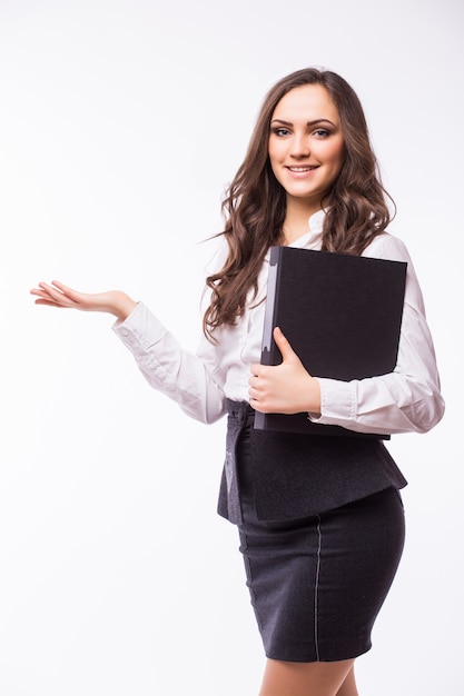 Retrato de mujer de negocios sonriente feliz con carpeta negra, aislado en la pared blanca