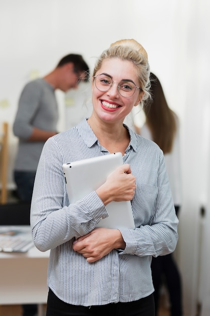 Retrato de mujer de negocios sonriente