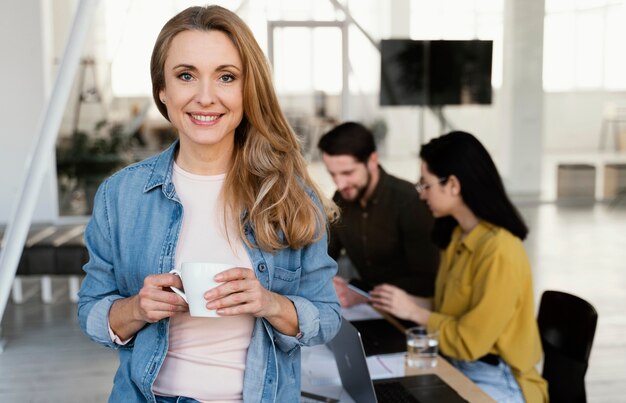 Retrato de mujer de negocios sonriente