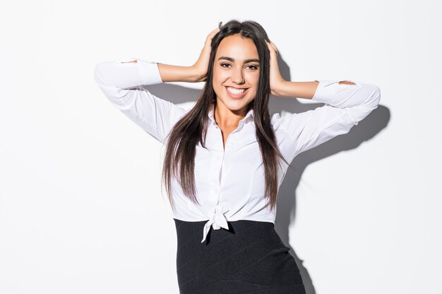 Retrato de mujer de negocios sorprendida sonrisa emocionada tomarse de las manos en la cabeza en blanco