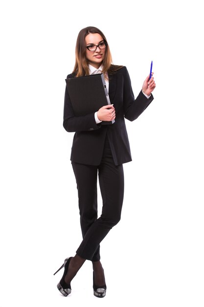 Retrato de mujer de negocios sosteniendo una carpeta y un bolígrafo apuntando a algo aislado en blanco