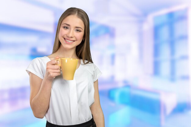 Retrato de mujer de negocios con taza