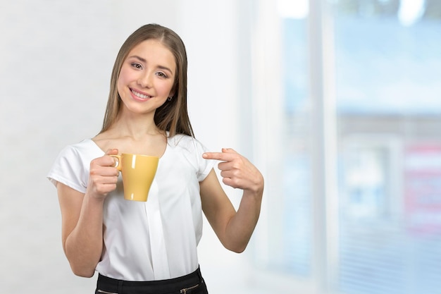 Retrato de mujer de negocios con taza