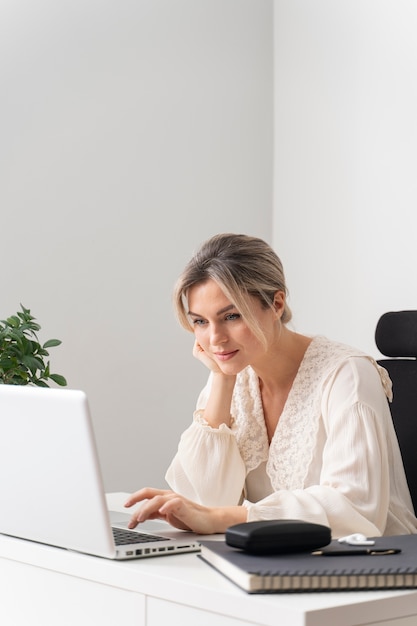 Retrato de mujer de negocios de tiro medio