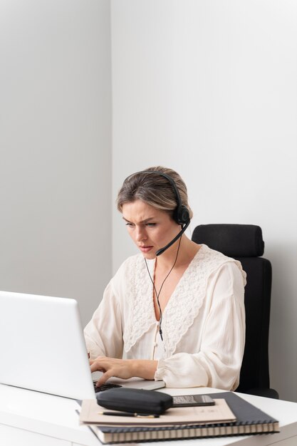 Retrato de mujer de negocios de tiro medio