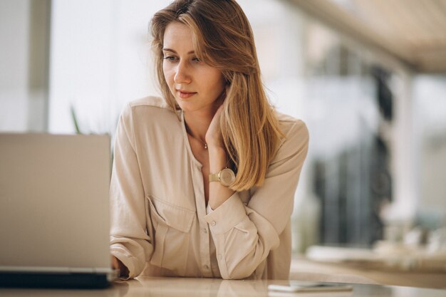 Retrato de una mujer de negocios trabajando en la computadora portátil