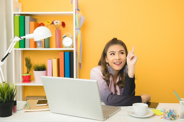 Foto gratuita retrato de mujer de negocios