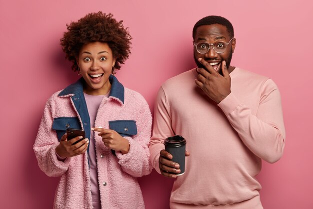 Retrato de mujer negra afroamericana positiva y novio se ríen felizmente