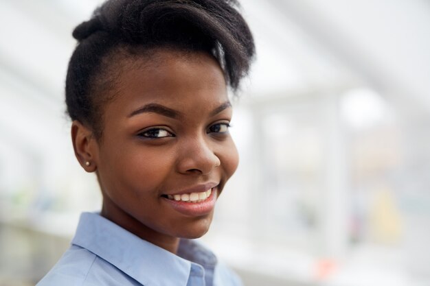 Retrato de mujer negra feliz sonriendo