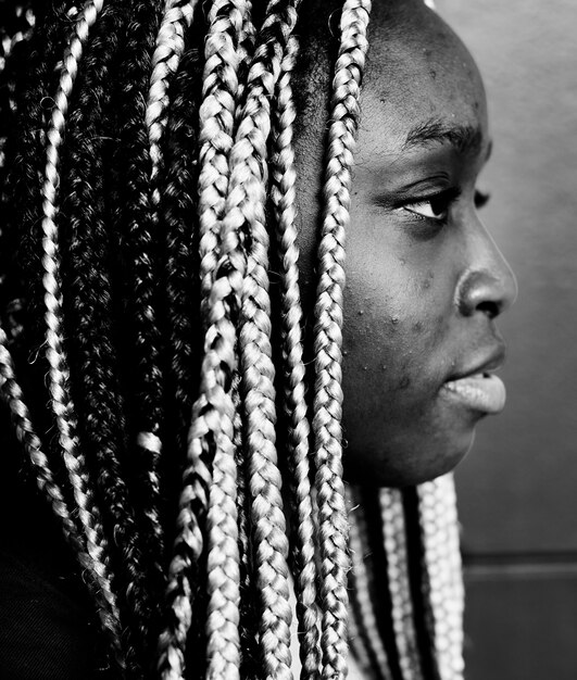 Retrato de mujer negra con pelo de rastas