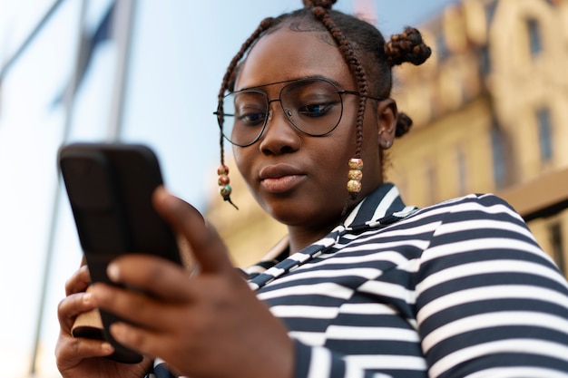 Foto gratuita retrato de mujer negra de tiro medio