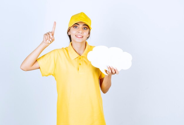 Retrato de una mujer con una nube de burbujas de discurso blanco vacío apuntando hacia arriba.