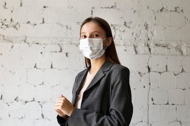 Retrato de mujer en la oficina con mascarilla