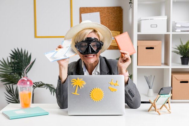 Retrato de mujer en oficina preparada para vacaciones de verano