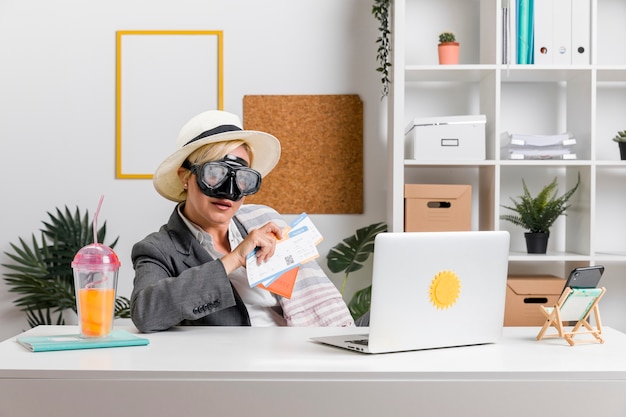 Foto gratuita retrato de mujer en oficina preparada para vacaciones de verano