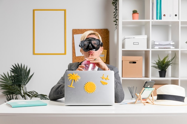 Foto gratuita retrato de mujer en oficina preparada para vacaciones de verano