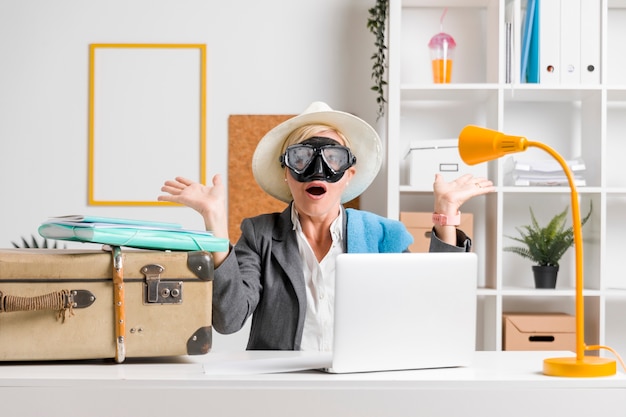 Retrato de mujer en oficina preparada para vacaciones de verano