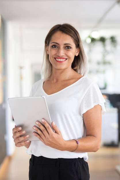 Retrato de mujer en la oficina con tableta