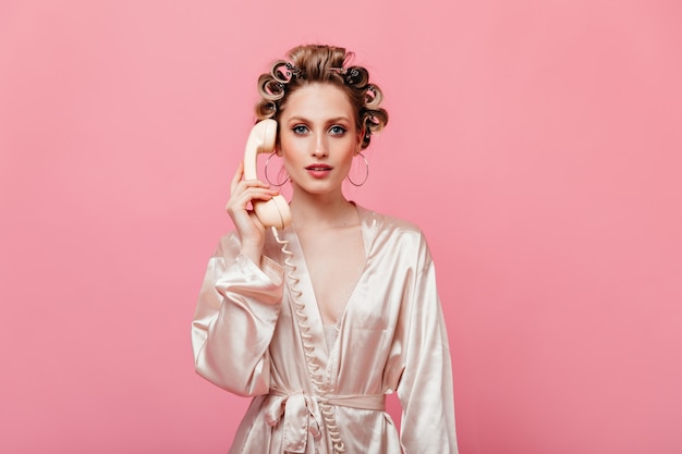 Retrato de mujer de ojos grises con rizadores de pelo