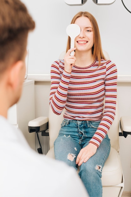 Retrato de mujer en optometrista