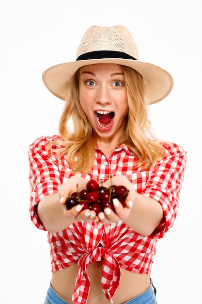 Retrato de mujer de país con cereza en blanco.