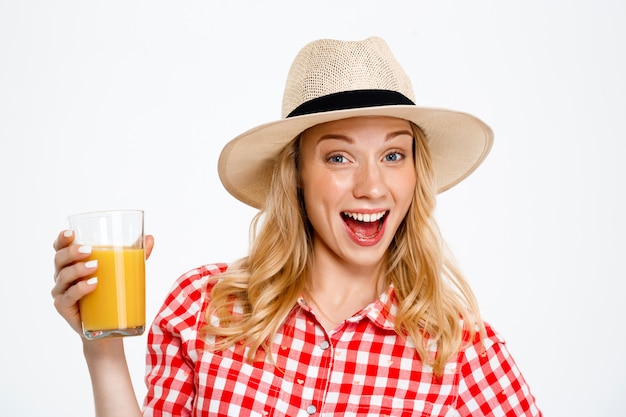 Retrato de mujer de país con jugo en blanco.