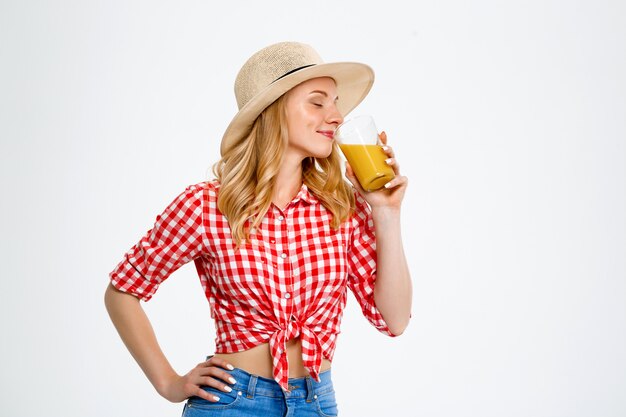 Retrato de mujer de país con jugo en blanco.