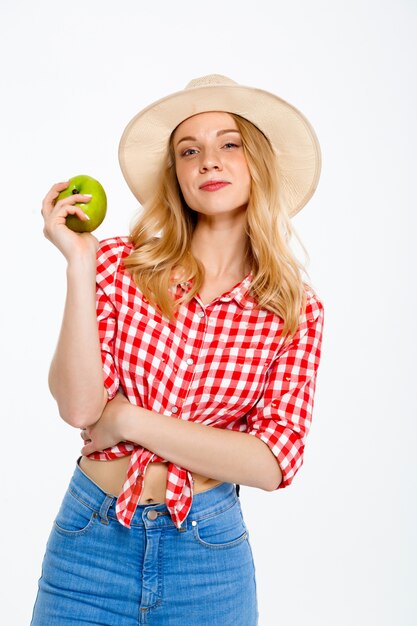 Retrato de mujer de país con manzana en blanco.