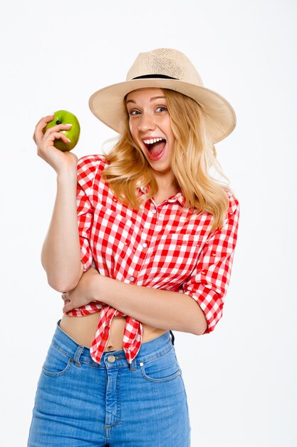 Retrato de mujer de país con manzana en blanco.