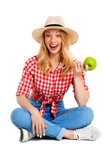 Retrato de mujer de país con manzana en blanco.