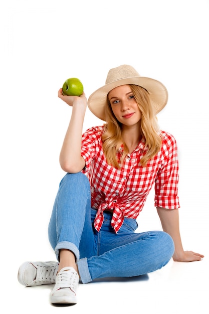 Retrato de mujer de país con manzana en blanco.