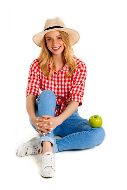 Retrato de mujer de país con manzana en blanco.