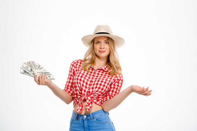 Retrato de la mujer del país que sostiene el dinero en blanco.