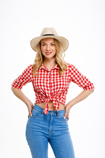 Retrato de mujer de país sonriendo en blanco.