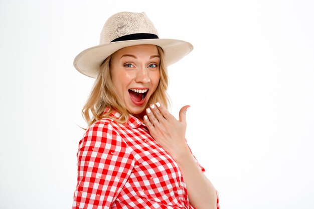 Retrato de mujer país sorprendido en blanco.