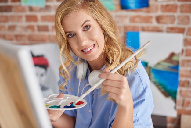 Retrato de mujer con paleta y pincel