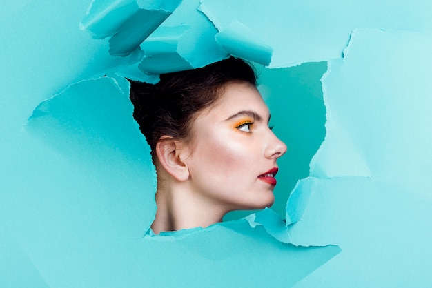 Foto gratuita retrato de mujer con pared azul