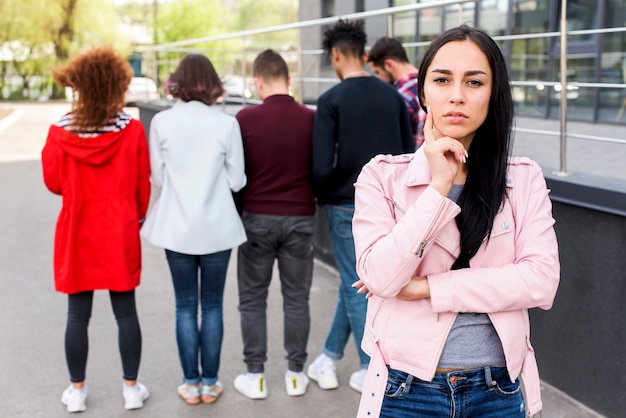 Foto gratuita retrato de una mujer pensativa de pie en la calle