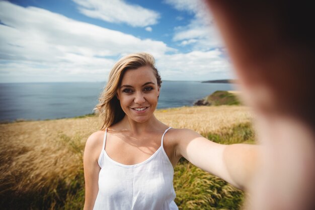 Foto gratuita retrato de mujer de pie en el campo