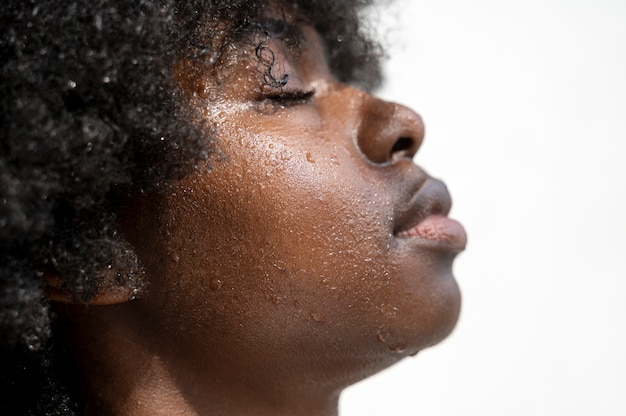 Foto gratuita retrato de mujer con piel hidratada