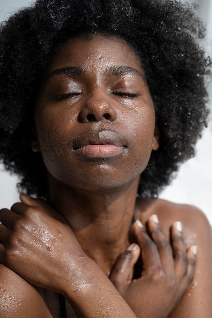 Foto gratuita retrato de mujer con piel hidratada