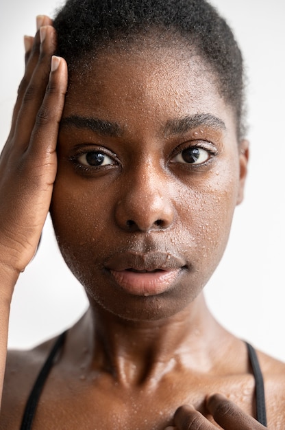 Foto gratuita retrato de mujer con piel hidratada