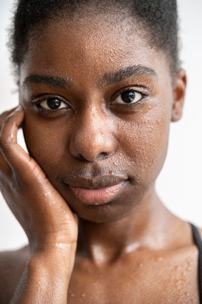 Foto gratuita retrato de mujer con piel hidratada