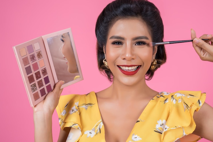Foto gratuito retrato de mujer con pincel de maquillaje y cosmética