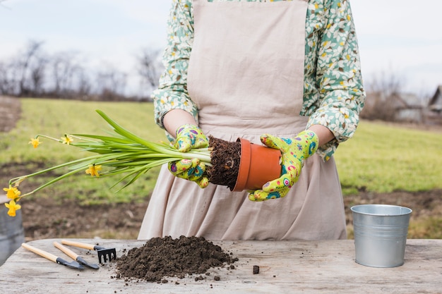 Retrato de mujer plantando