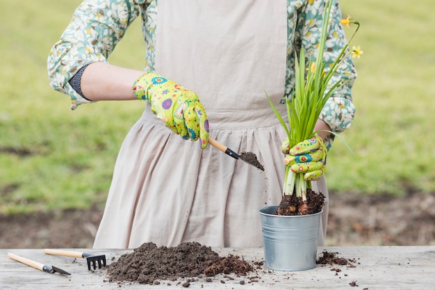 Foto gratuita retrato de mujer plantando